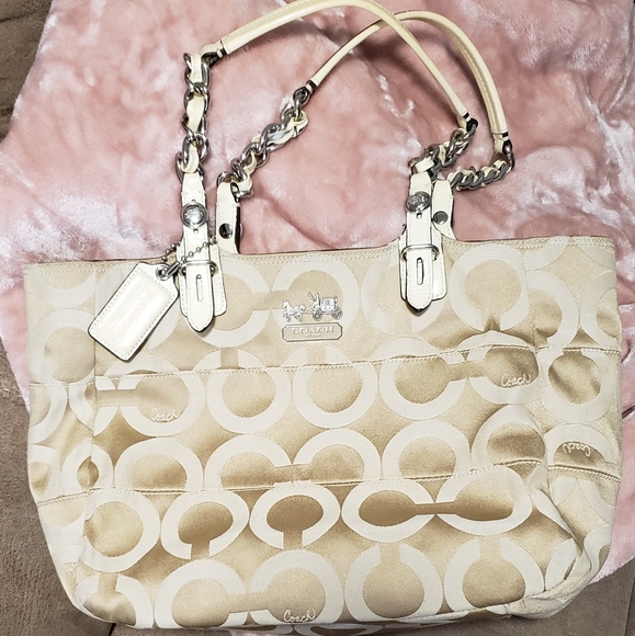 Coach Handbags - Gorgeous Vintage Coach Hoarse And Carrige Bag